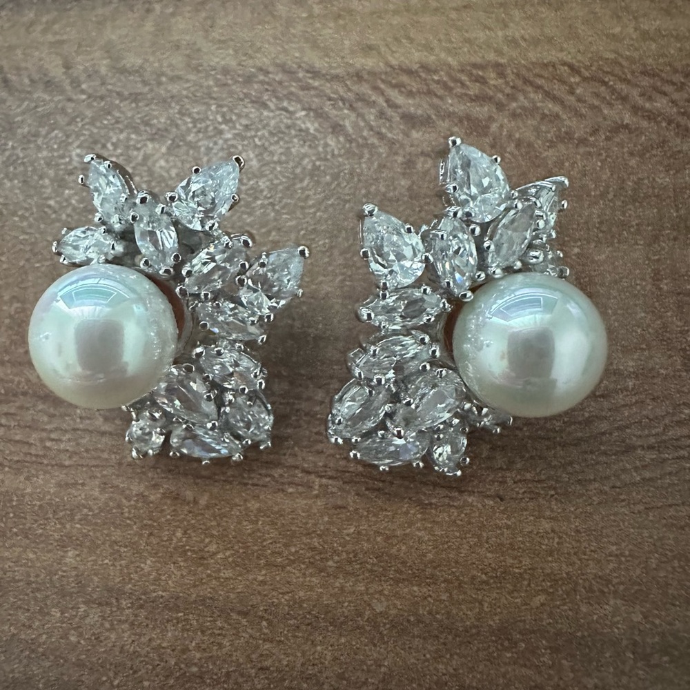 Pearl Earring Set - Picture 4 of 4